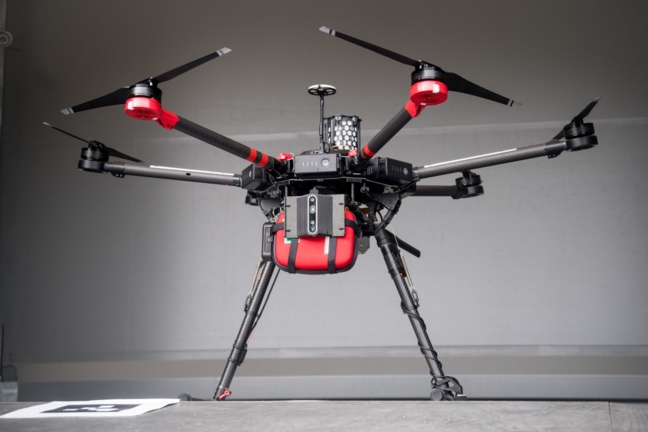 Un drone livre un défibrillateur automatique avant que les SMU n’arrivent sur les lieux Un drone livre un défibrillateur automatique avant que les SMU n’arrivent sur les lieux