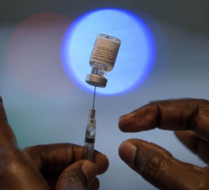 COVID-19 Les points forts de la semaine autour du monde : Un "plan B" pour le Royaume-Uni ? Administration des doses de rappel et point sur les restrictions...