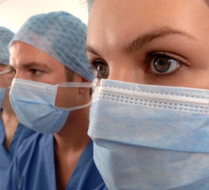 La France manque de médecins. À quelques jours du deuxième tour, alors que des propositions coercitives comme la fin de la liberté d’installation ont été proposées comme remède aux « déserts médicaux », trois structures représentant les jeunes médeci