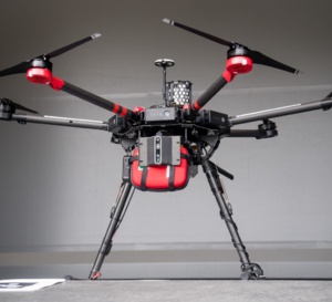 Un drone livre un défibrillateur automatique avant que les SMU n’arrivent sur les lieux