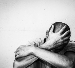 Suicide : quels sont les facteurs de risque qui distinguent les femmes des hommes ?