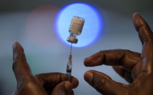 COVID-19 Les points forts de la semaine autour du monde : Un "plan B" pour le Royaume-Uni ? Administration des doses de rappel et point sur les restrictions...