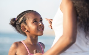 Comment améliorer la protection solaire des enfants et adolescents ?