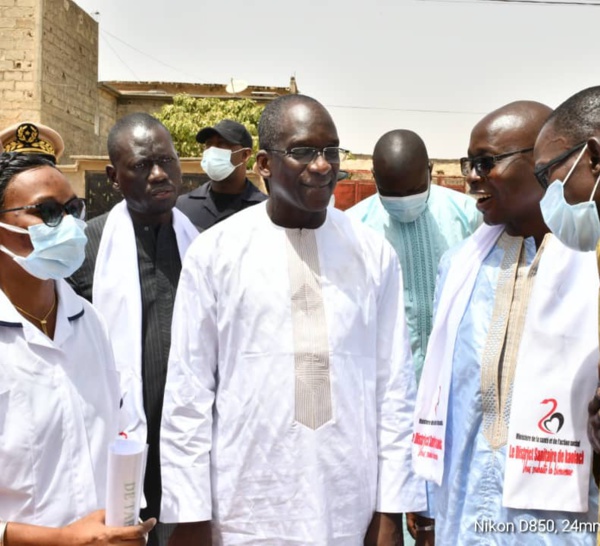 Tournée dans les structures sanitaires de Kaolack, le Ministre de la Santé et de l’Action sociale Abdoulaye Diouf SARR reçu avec enthousiasme à l'hôpital El Hadj