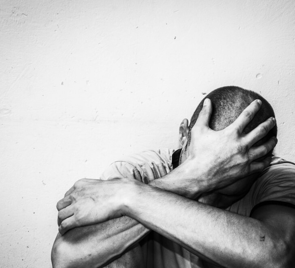 Suicide : quels sont les facteurs de risque qui distinguent les femmes des hommes ?