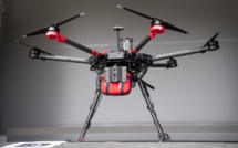 Un drone livre un défibrillateur automatique avant que les SMU n’arrivent sur les lieux